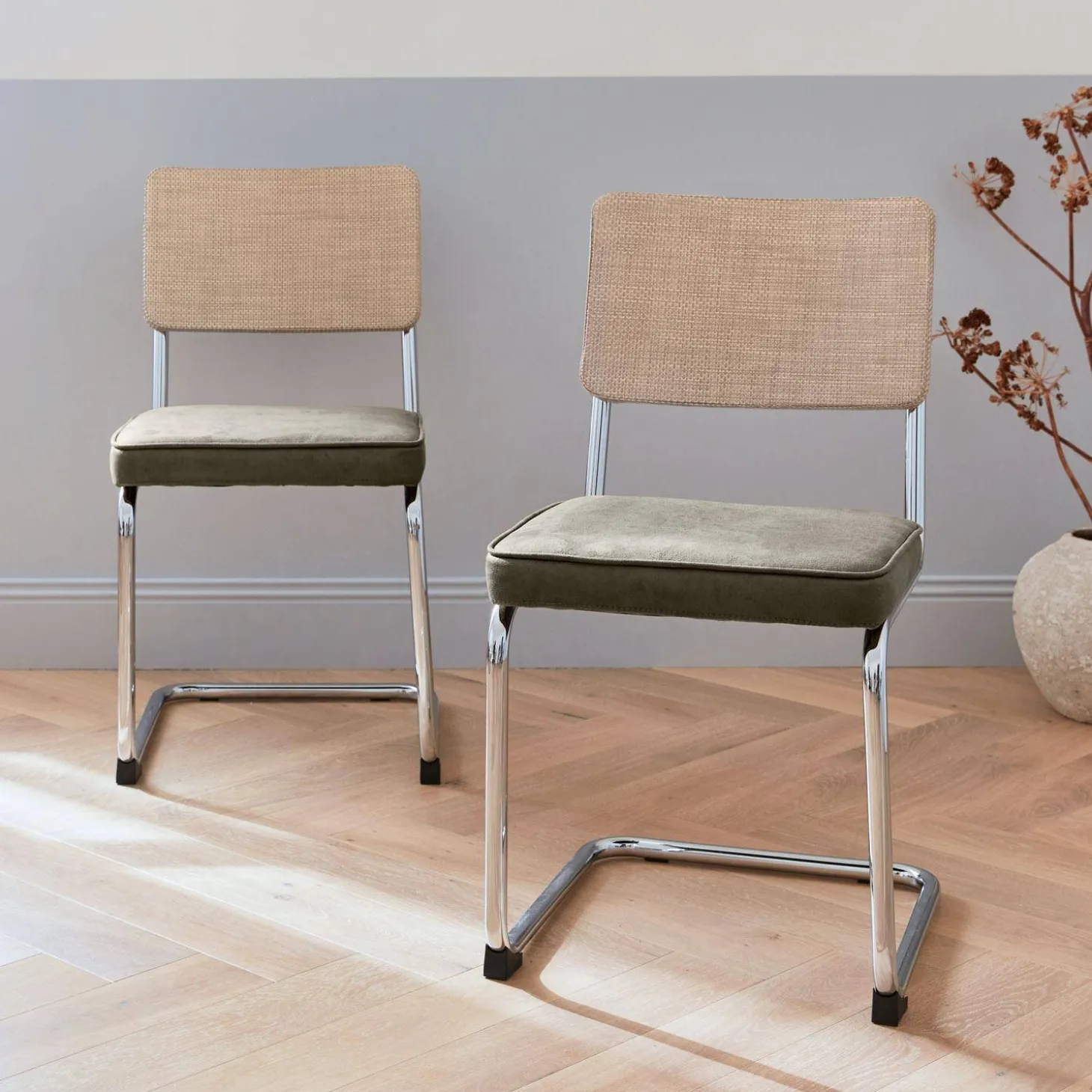 Cadeira cantilever em tecido e efeito rattan, set de 2