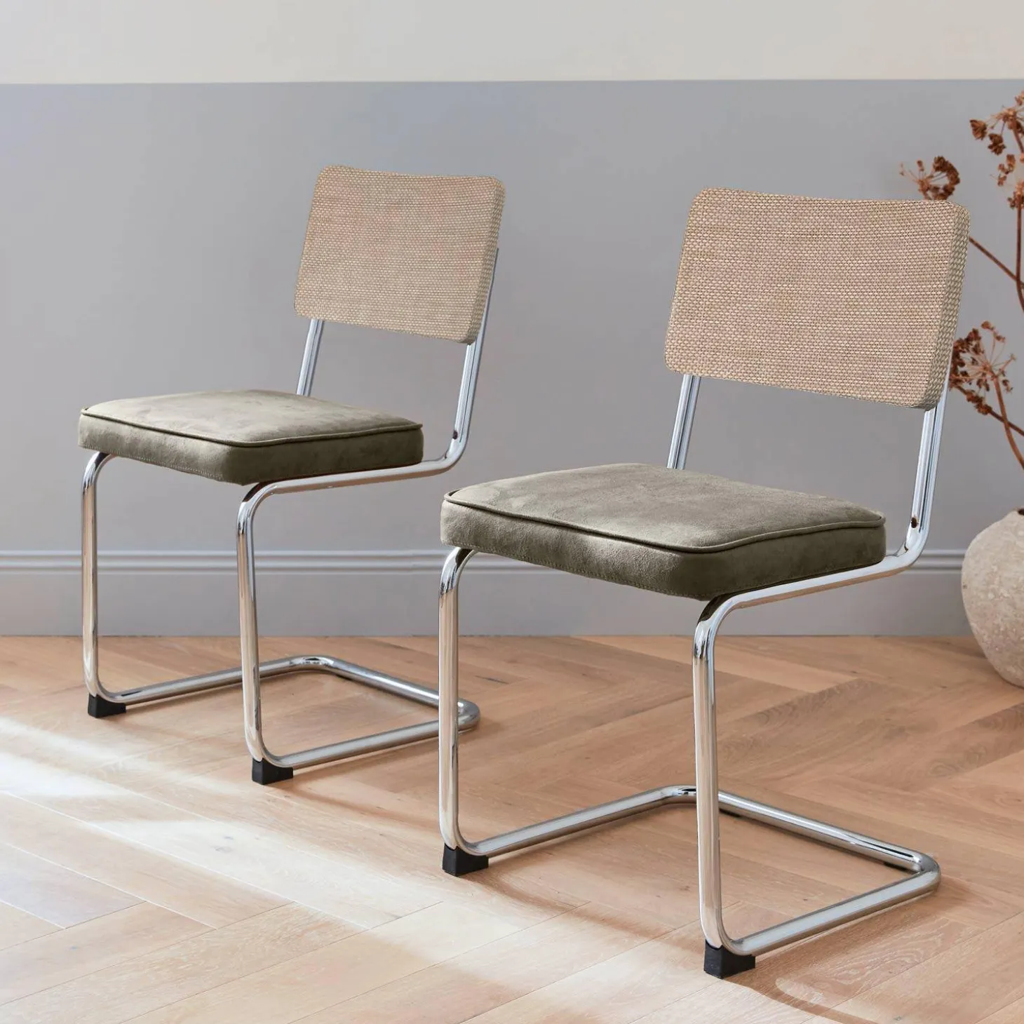 Cadeira cantilever em tecido e efeito rattan, set de 2