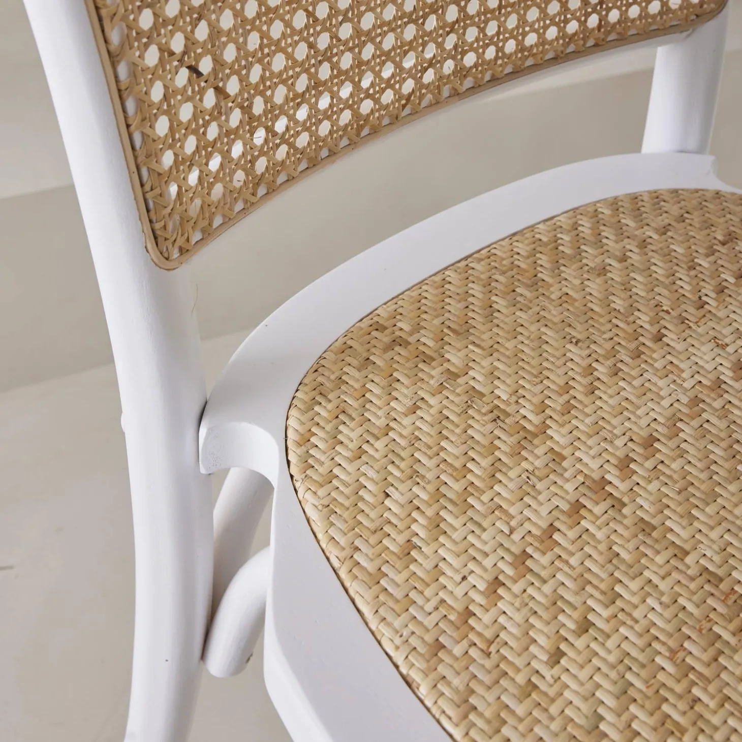 Cadeira vintage em madeira e revestida em rattan, set de 2