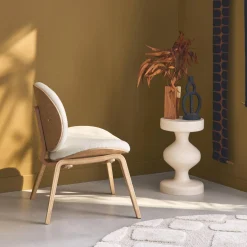 Cadeirão com madeira de bambu em tecido boucle