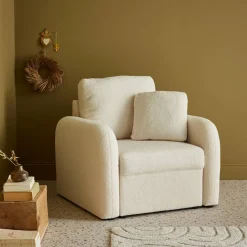 Cadeirão em tecido boucle branco, linhas arredondadas