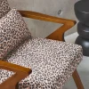 Cadeirão escandinavo em madeira de hevea e estampado de leopardo
