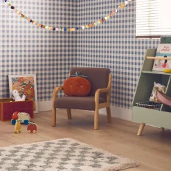 Cadeirão infantil em madeira e tecido bouclé