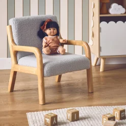 Cadeirão infantil em madeira e tecido bouclé