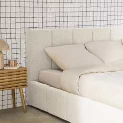 Cama baú com estrado de ripas e cabeceira 140cm, acabamento boucle