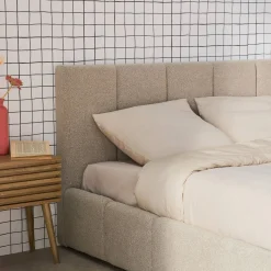 Cama baú com estrado de ripas e cabeceira 160x200cm, acabado em boucle
