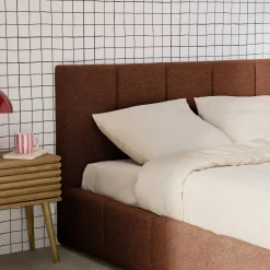 Cama baú com estrado de ripas e cabeceira 160x200cm, acabado em boucle