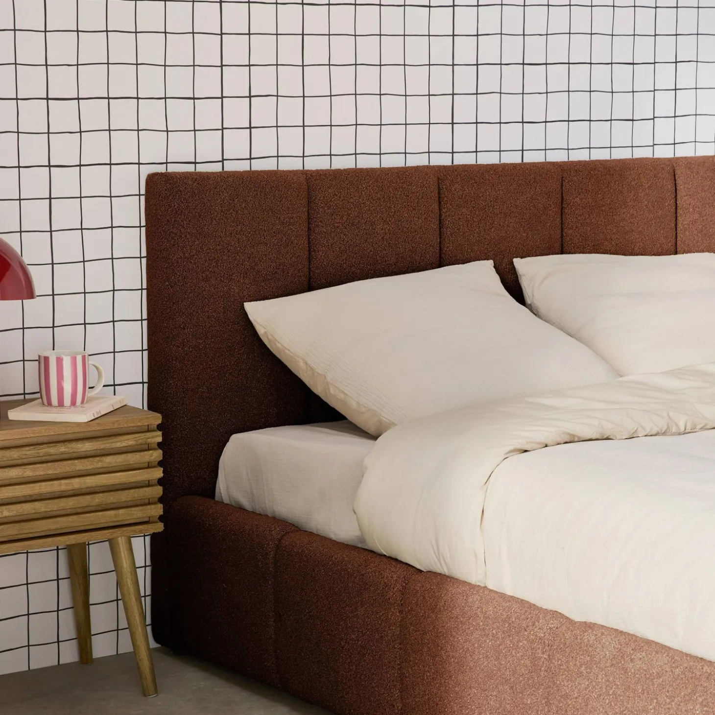 Cama baú com estrado de ripas e cabeceira 160x200cm, acabado em boucle