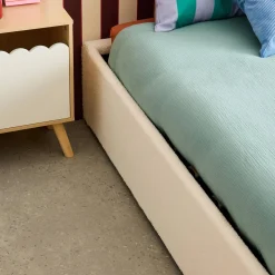 Cama com base de ripas, acabamento boucle, branco