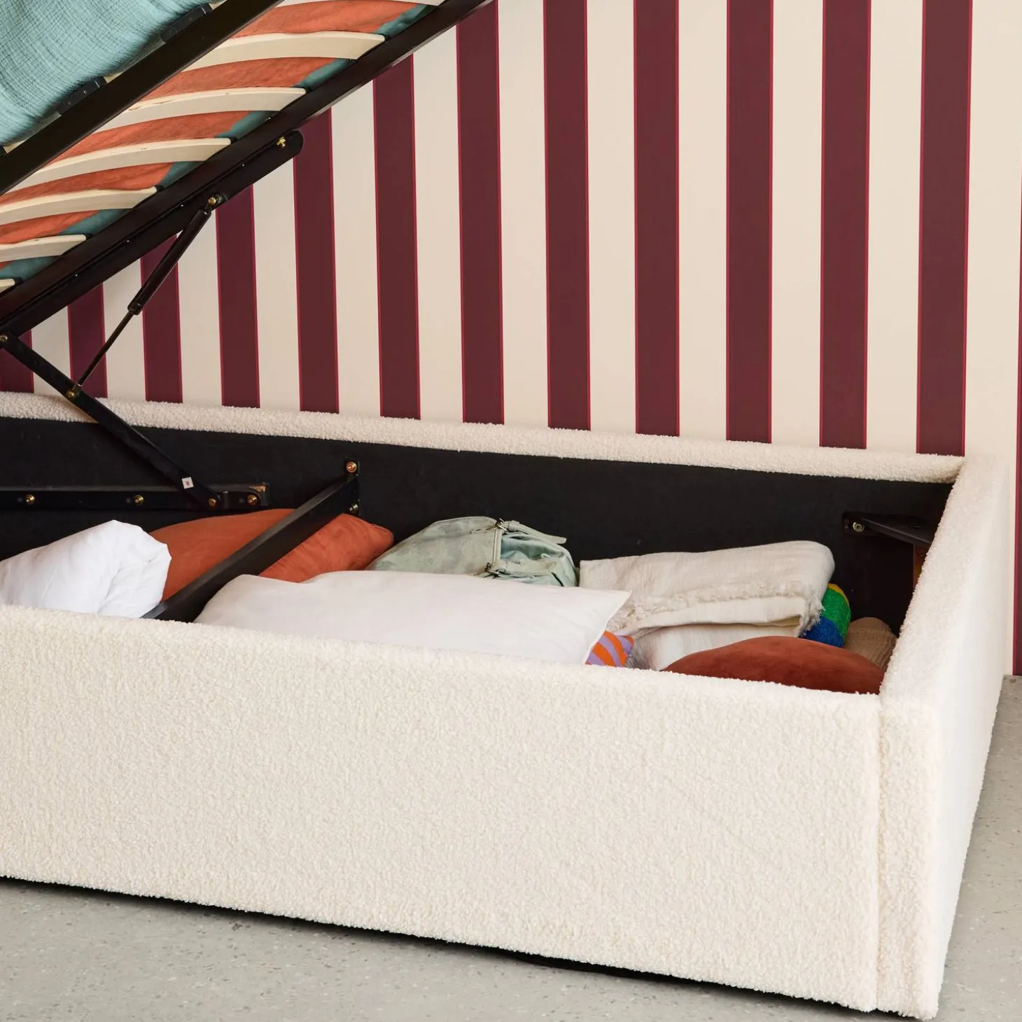 Cama com base de ripas, acabamento boucle, branco