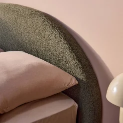 Cama com base de ripas e cabeceira 140x190cm, acabamento boucle