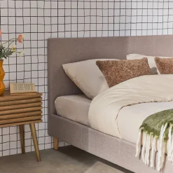 Cama com base de ripas e cabeceira 140x190cm, acabamento em tecido simple