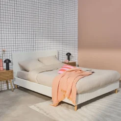 Cama com base de ripas e cabeceira 140x190cm, em veludo canelada fino