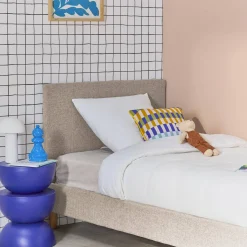 Cama com base de ripas e cabeceira 90x190cm, acabamento em tecido simple