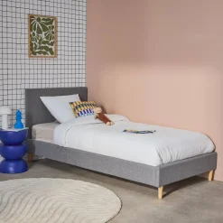 Cama com base de ripas e cabeceira 90x190cm, acabamento em tecido simple