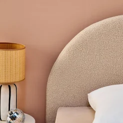 Cama com base de ripas e cabeceira 90x190cm, acabamento boucle