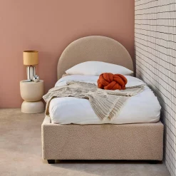 Cama com base de ripas e cabeceira 90x190cm, acabamento boucle
