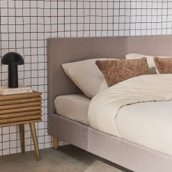 Cama com base de ripas e cabeceira 140x190cm, acabamento em tecido simple
