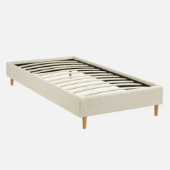 Cama com estrado de ripas, acabamento boucle, branco
