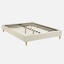 Cama com estrado de ripas, acabamento boucle, branco