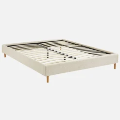 Cama com estrado de ripas, acabamento boucle, branco