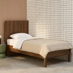 Cama com estrado de ripas e cabeceir, 90x190cm decoração madeira