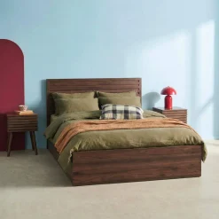 Cama com estrado de ripas e cabeceira 140x190cm, acabamento em madeira