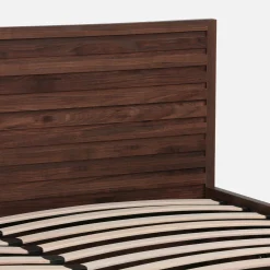 Cama com estrado de ripas e cabeceira 160x200cm, acabamento em madeira