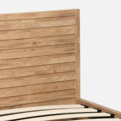 Cama com estrado de ripas e cabeceira 90x190cm, acabamento em madeira