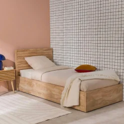 Cama com estrado de ripas e cabeceira 90x190cm, acabamento em madeira