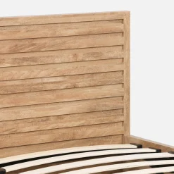 Cama com estrado de ripas e cabeceira 140x190cm, acabamento em madeira