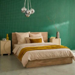 Cama com estrado de ripas e cabeceira 140x190cm, acabamento em madeira