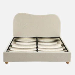Cama com estrado de ripas e cabeceira, branca em boucle
