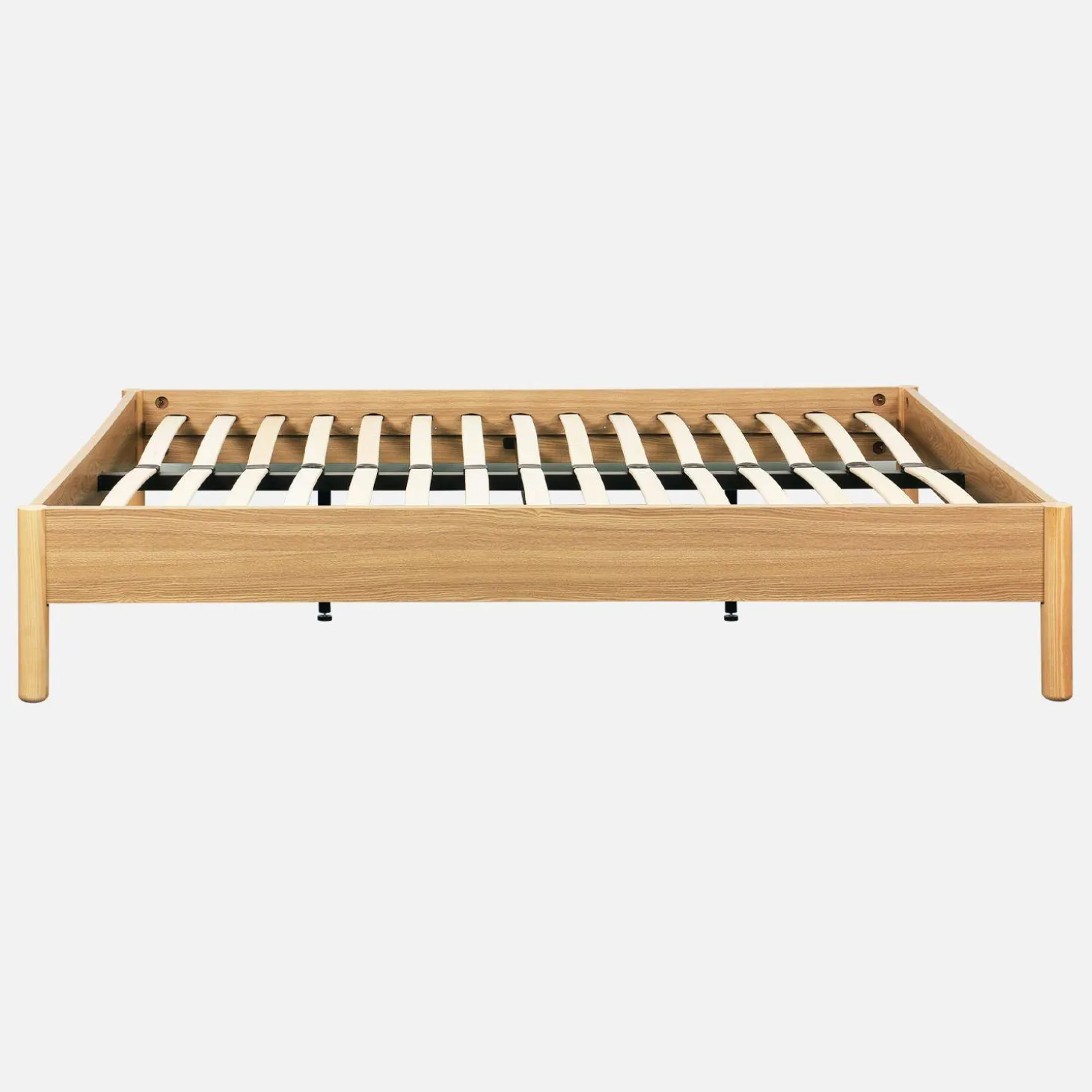 Cama com estrado de ripas 160x200cm com acabamento em madeira