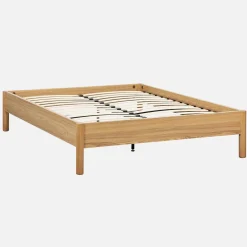 Cama com estrado de ripas 140x190cm com acabamento em madeira