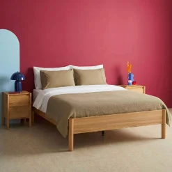 Cama com estrado de ripas 140x190cm com acabamento em madeira