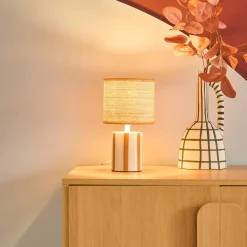 Candeeiro de mesa de cerâmica com abajaur de efeito rattan