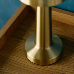 Candeeiro de mesa LED em metal dourado