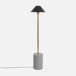 Candeeiro de pé em metal com base xadrez para interior