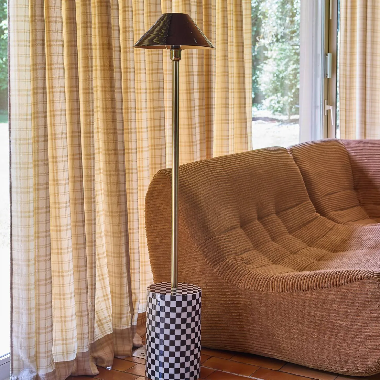 Candeeiro de pé em metal com base xadrez para interior
