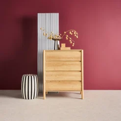 Cômoda em decorativa de madeira de 4 gavetas