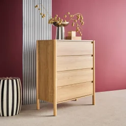Cômoda em decorativa de madeira de 4 gavetas