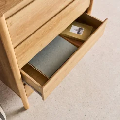 Cômoda em decorativa de madeira de 4 gavetas