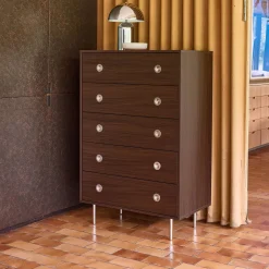 Cômoda vintage com acabamento em madeira e aço inoxidável, 5 gavetas