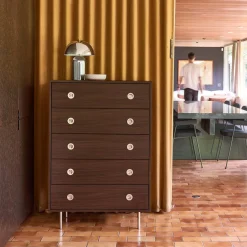 Cômoda vintage com acabamento em madeira e aço inoxidável, 5 gavetas