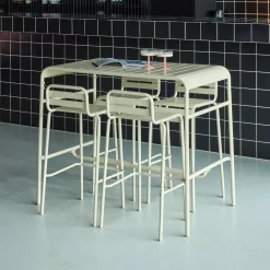 Conjunto de jardim com mesa alta bistrô em aço com 4 cadeiras altas de aço, 120cm