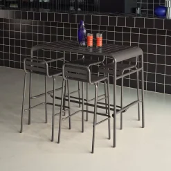 Conjunto de jardim com mesa alta bistrô em aço com 4 cadeiras altas de aço, 120cm