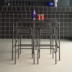 Conjunto de jardim com mesa alta bistrô em aço com 4 cadeiras altas de aço, 120cm