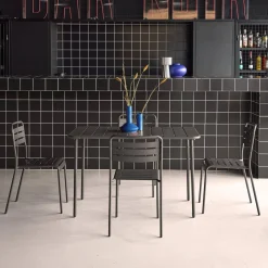 Conjunto de jardim com mesa bistrô de 120cm em aço com 4 cadeiras
