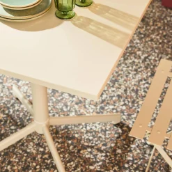 Conjunto de jardim com mesa bistrô dobrável em metal com 2 cadeiras